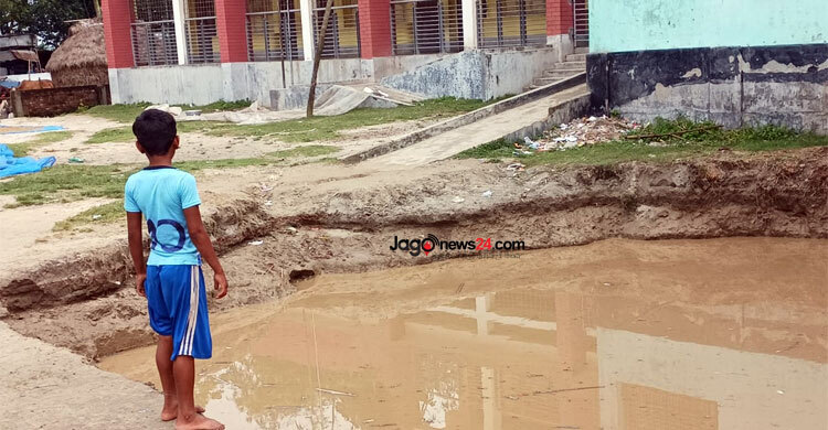 স্কুল মাঠের মাটি কেটে হচ্ছে শিশুপার্ক