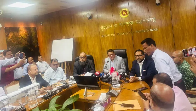 সচিবালয়ে সাংবাদিকদের সঙ্গে কথা বলেন গৃহায়ন ও গণপূর্তমন্ত্রী জাকারিয়া তাহের/ ছবি- জাগো নিউজ