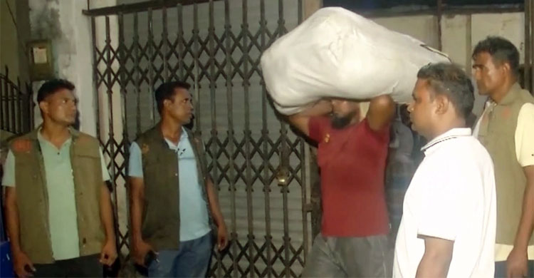 অবৈধভাবে মজুদ ৬ হাজার কেজি পলিথিন জব্দ, গোডাউন ম্যানেজার আটক