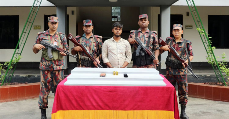 যশোরে ৩৬ সোনার বারসহ তিন যুবক আটক