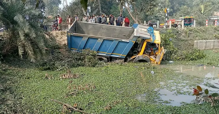 নওগাঁয় ডাম্পট্রাকের চাপায় ৫ আদিবাসী কৃষক নিহত