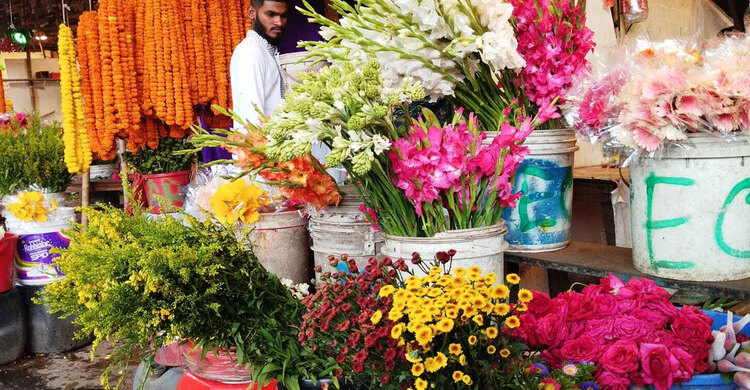 রমজানে কমেছে একুশের ফুলের বেচাকেনা