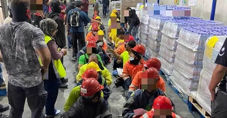 ভিসা জালিয়াতির অভিযোগে মালয়েশিয়ায় বাংলাদেশিসহ ৬২ জন আটক