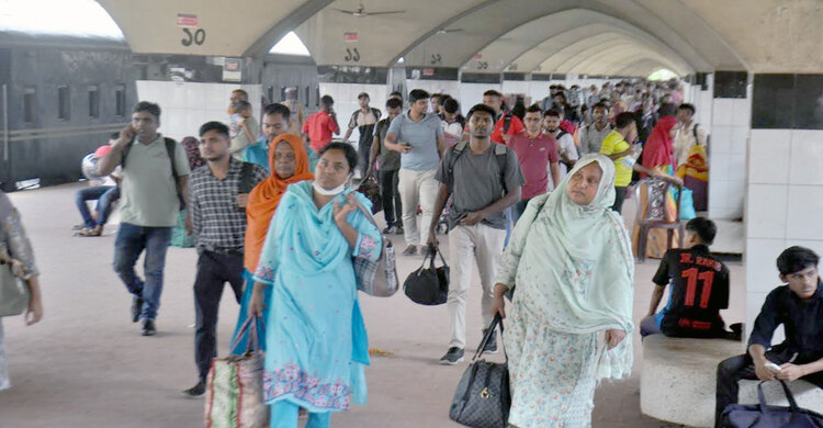 কমলাপুর রেলওয়ে স্টেশনে ভিড় জমিয়েছেন হাজারো মানুষ