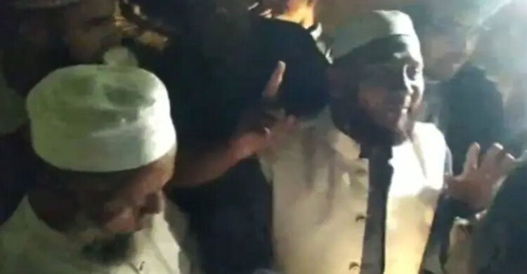 যুবদল নেতার নেতৃত্বে জামায়াত প্রার্থী অবরুদ্ধ