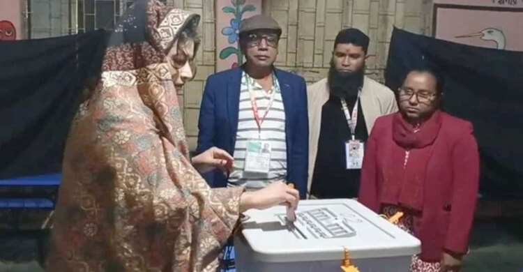 নিজ কেন্দ্রে ভোট দিলেন বিএনপি প্রার্থী শামা ওবায়েদ