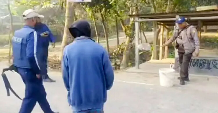 ফরিদপুরে কেন্দ্রের পাশ থেকে বোমা সাদৃশ্য বস্তু উদ্ধার