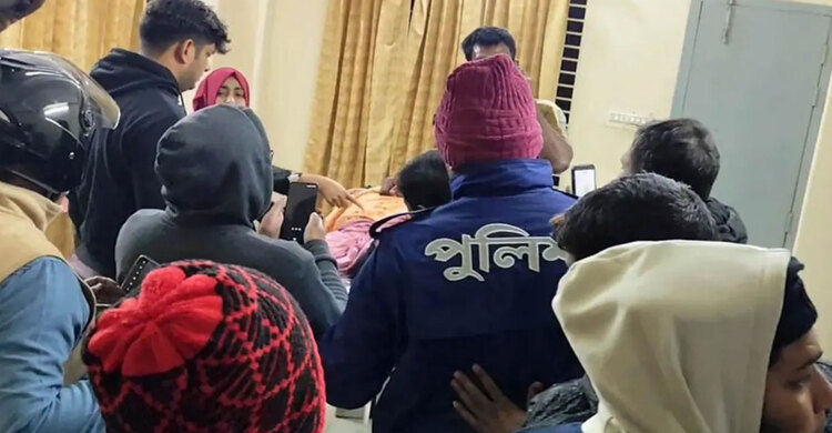 মেহেরপুরে অপারেশন থিয়েটারে রোগীর মৃত্যু, দুই চিকিৎসককে মারধর-ক্লিনিকে ভাঙচুর