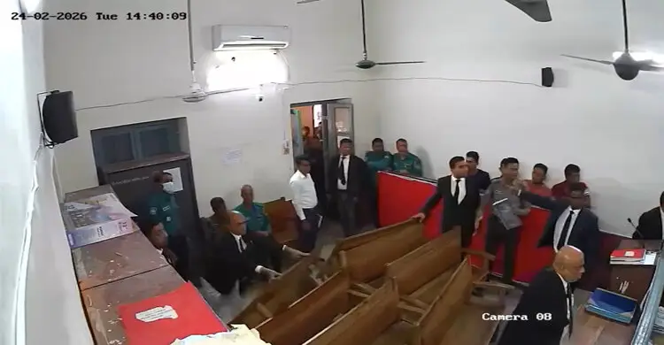 প্রতিবাদে আদালতের কার্যক্রম চলাকালে আইনজীবীদের হট্টগোল