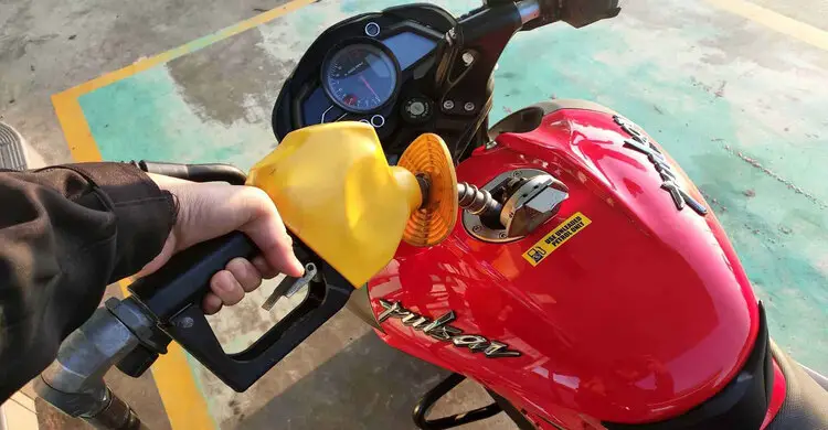 কিশোরগঞ্জের ভৈরবে ২০০ টাকার বেশি তেল কিনতে পারছেন না মোটরসাইকেল চালকরা