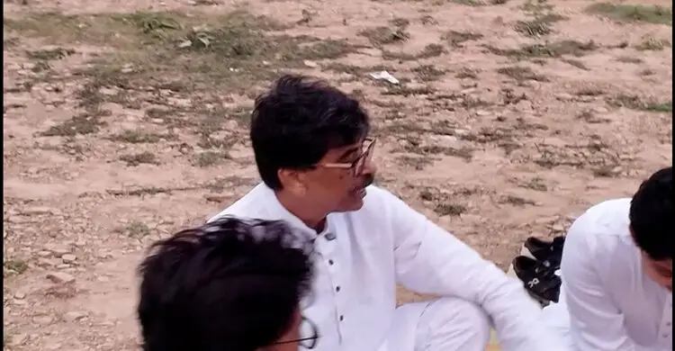 গোমতী নদীর চরে ইফতার করলেন কৃষিমন্ত্রী