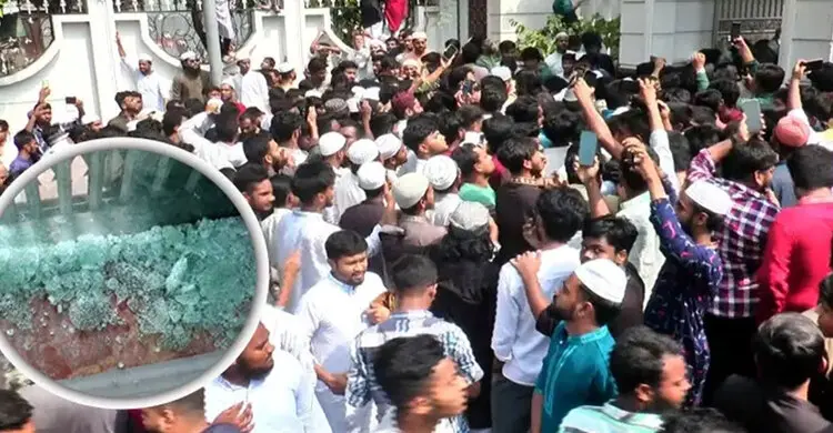 নাসীরুদ্দীন পাটওয়ারীর উপস্থিতিতে মসজিদে হুড়োহুড়ি, গ্লাস ভেঙে আহত ৫