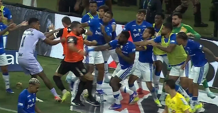 বল রেখে মাঠেই ভয়াবহ সংঘর্ষ, ২৩জনকে লাল কার্ড (ভিডিও)