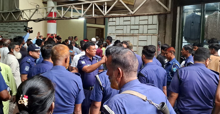 কাদের সিদ্দিকীর বাসভবনে হামলা-ভাঙচুরের প্রতিবাদে সমাবেশ