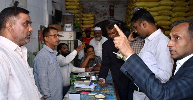 মুগডালে ক্ষতিকর রং মিশিয়ে বিক্রি, ৩ দোকানির জরিমানা