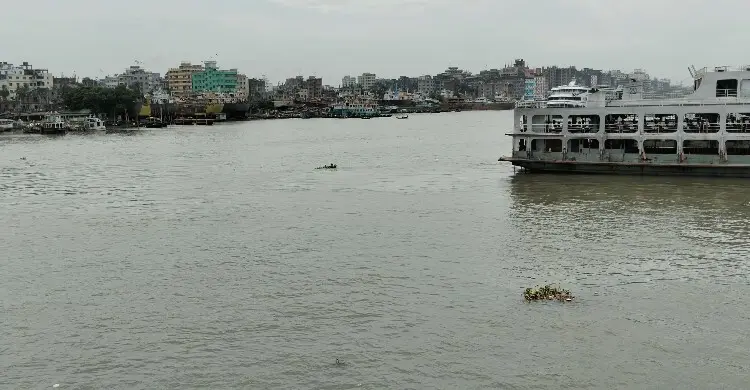 সদরঘাটে ট্রলারডুবি: নিখোঁজ দুইজনের সন্ধান পাওয়া গেছে
