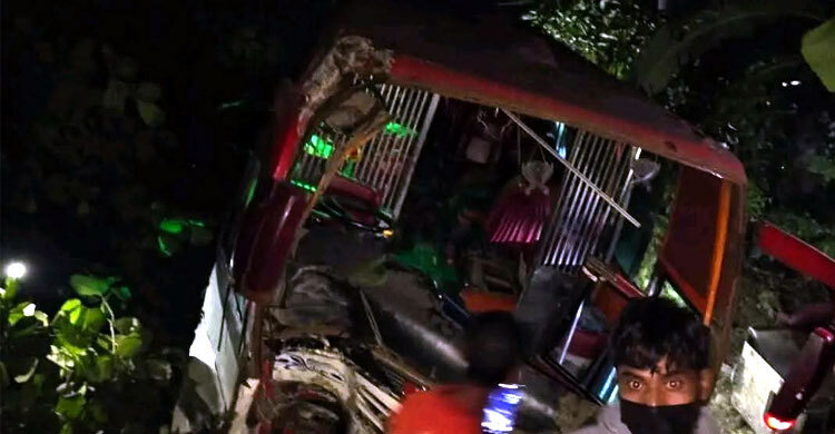 দাঁড়িয়ে থাকা ডাম্প ট্রাকে বাসের ধাক্কা, নিহত বেড়ে ৫