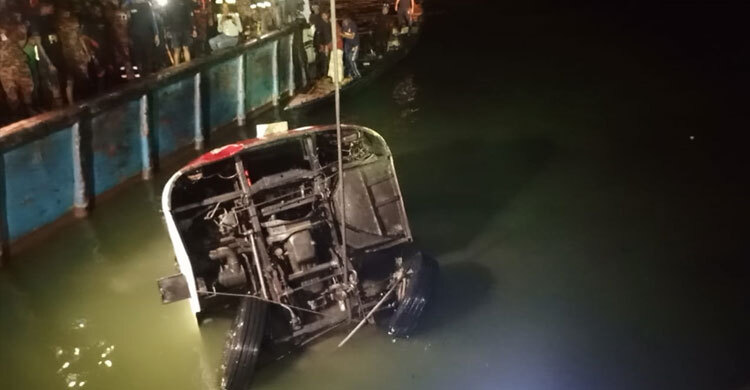 টেনে তোলা হয়েছে বাস, বের হচ্ছে একের পর এক মরদেহ