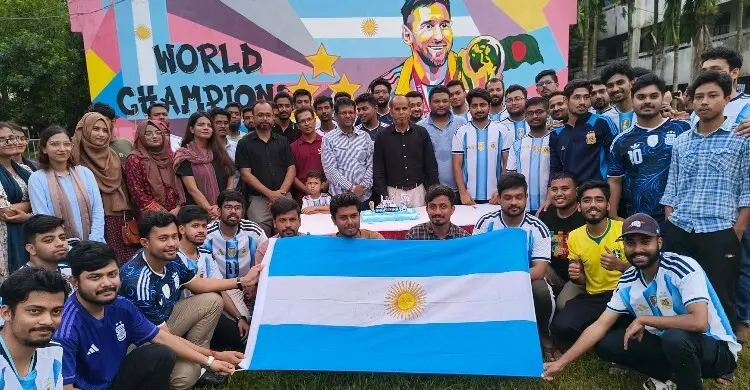 শেকৃবিতে মেসির গ্রাফিতি উন্মোচন, জন্মদিন উদযাপন
