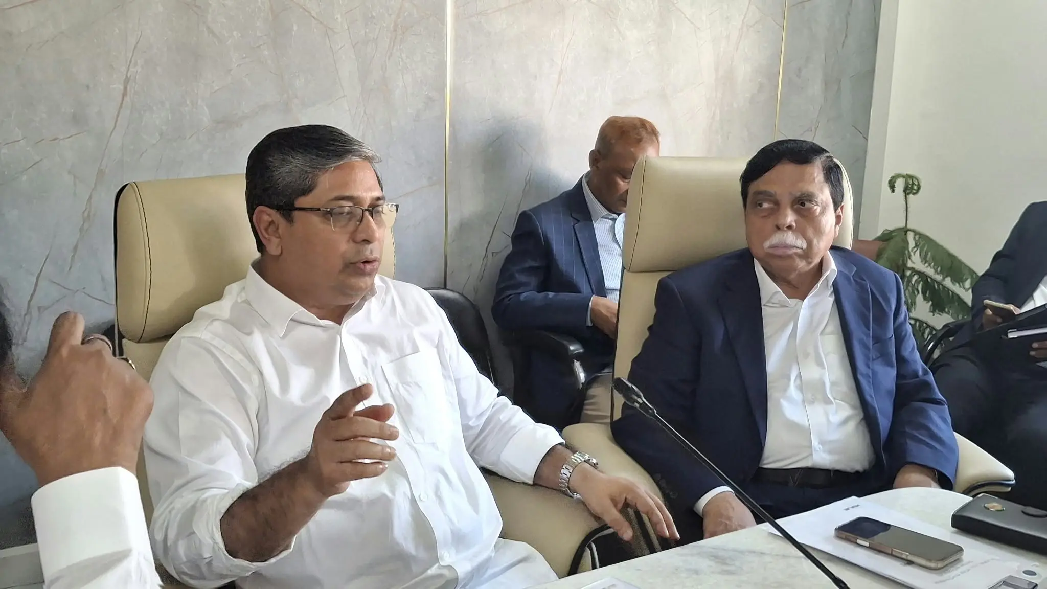 মঙ্গলবার (১৩ অক্টোবর) সচিবালয়ে সাংবাদিকদের সঙ্গে কথা বলেন স্থানীয় সরকার, পল্লী উন্নয়ন ও সমবায় প্রতিমন্ত্রী মীর শাহে আলম/ছবি জাগো নিউজ