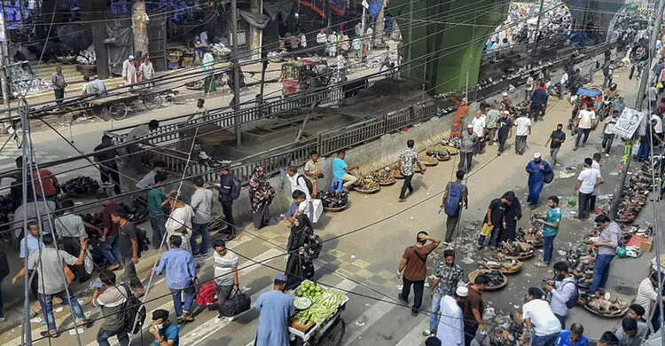 উচ্ছেদের সপ্তাহ না পেরুতেই আবার দখল গুলিস্তানে কার ছত্রছায়ায় হকার রাজত্ব