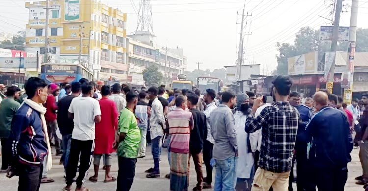 সিরাজগঞ্জে ট্রাক শ্রমিকদের সড়ক অবরোধ