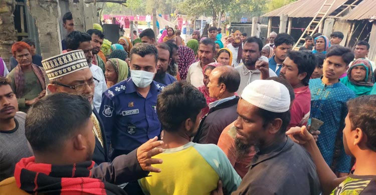 ঘর হারিয়ে কাঁদছেন ৫ সহোদর, জনরোষে পালালেন ম্যাজিস্ট্রেট