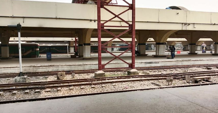 কমলাপুর স্টেশন ফাঁকা, ট্রেনের টিকিটে বাসে চড়ছেন অনেকে