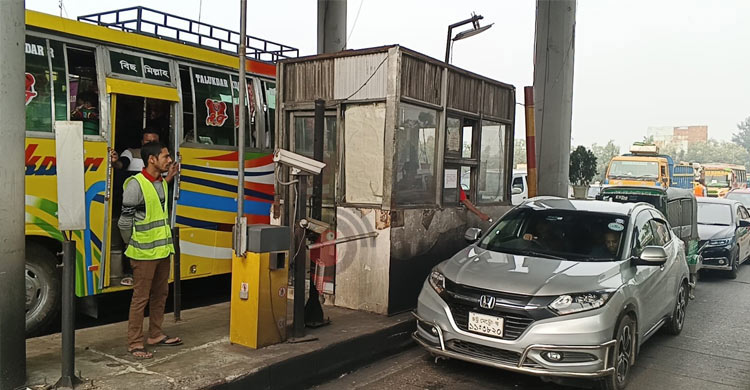 শাহ আমানত সেতুর টোল প্লাজায় যানজটে নাকাল যাত্রীরা