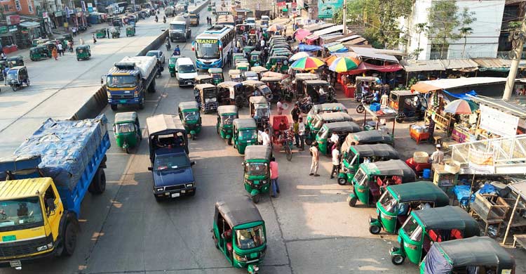 নিষেধাজ্ঞা কাগজে, উত্তরাঞ্চলে মহাসড়ক দাপিয়ে বেড়াচ্ছে থ্রি-হুইলার