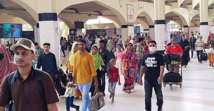 স্বস্তিতে ঢাকায় ফিরছেন কর্মজীবী মানুষ, চাপ বেড়েছে কমলাপুরে