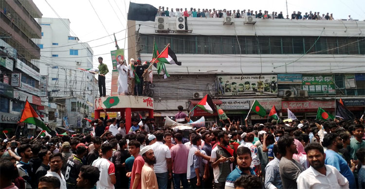 গাজায় গণহত্যার প্রতিবাদে উত্তাল পাবনার সড়ক