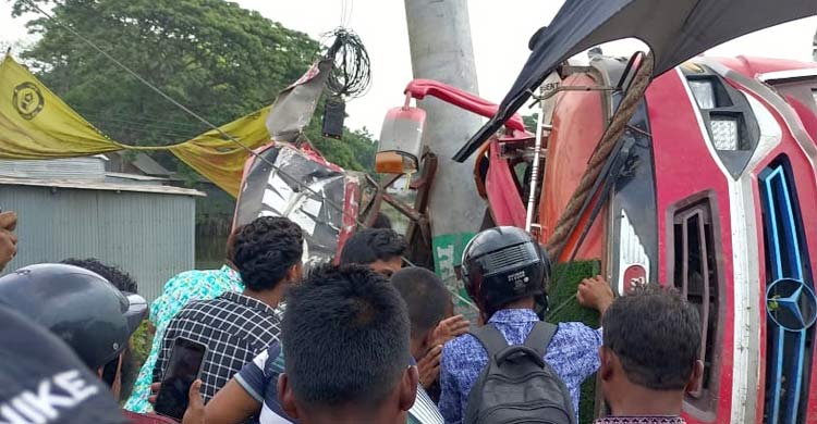 ফরিদপুরে নিয়ন্ত্রণ হারিয়ে বাস খাদে, নিহত ৫