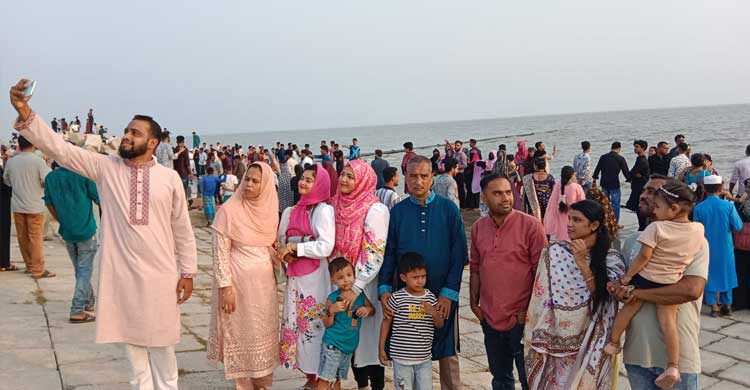 মিরসরাই শিল্পজোন সমুদ্রসৈকতে দর্শনার্থীদের ভিড়