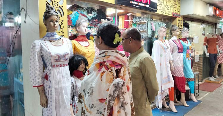 মিছিল-মিটিংয়ের কারণে শাহবাগ এড়িয়ে চলায় বৈশাখের বেচাকেনায় ভাটা