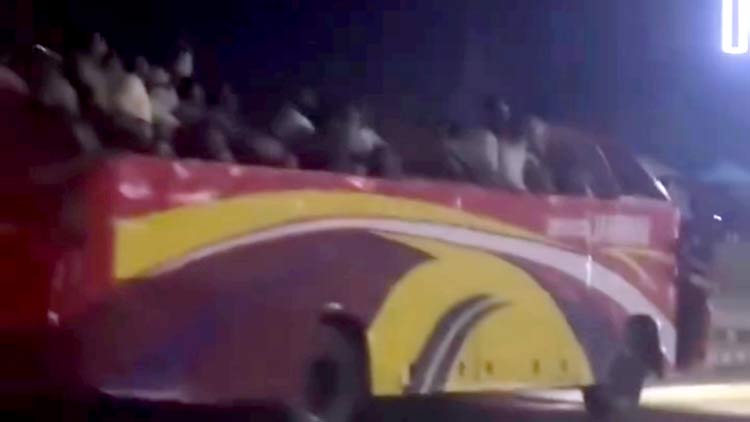 সংঘর্ষে উড়ে গেলো বাসের ছাদ, যাত্রীদের নিয়েই ছুটলো ৫ কিলোমিটার