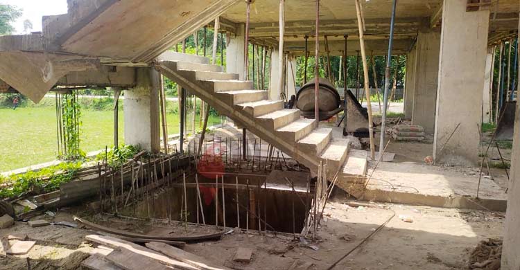 কাজ শেষ হয়নি ৮ বছরেও, খোলা মাঠে পড়ছে শিশুরা