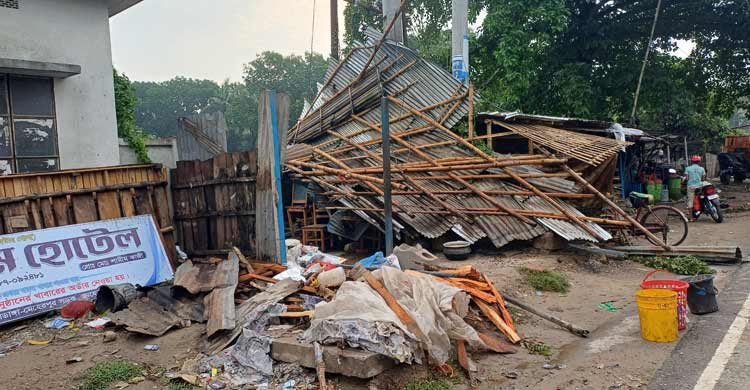 আধাঘণ্টার কালবৈশাখিতে তছনছ মেহেরপুরের ফল-ফসল ও ঘরবাড়ি
