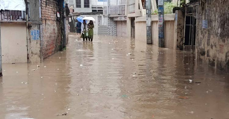 ঢাকায় বৃষ্টিতে জলাবদ্ধতায় জনদুর্ভোগ
