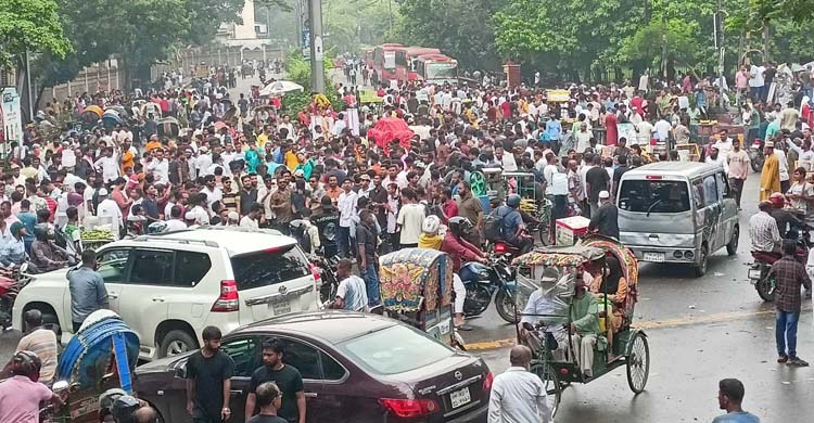 আসিফ-মাহফুজ পদত্যাগ না করা পর্যন্ত রাজপথ না ছাড়ার নির্দেশ ইশরাকের