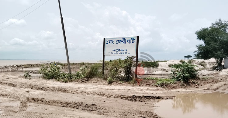 বালু ব্যবসায়ীদের দখলে দুই যুগ ধরে বন্ধ পাটুরিয়ার দুই ফেরিঘাট