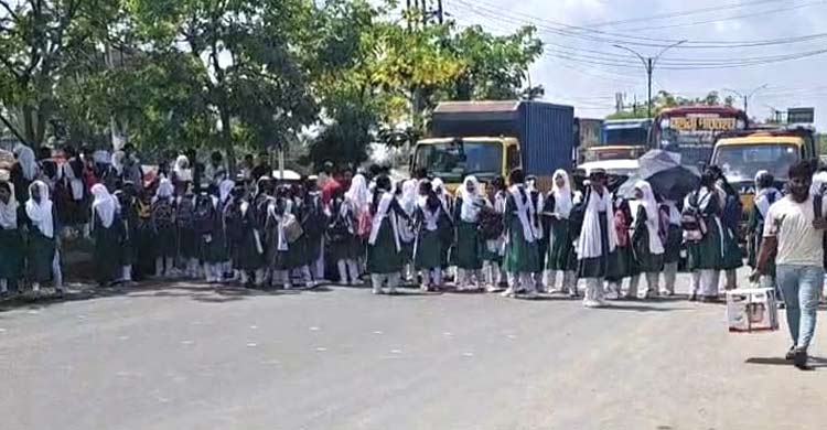 শিক্ষার্থীকে বাসের ধাক্কা, গাজীপুরে মহাসড়ক অবরোধ করে বিক্ষোভ