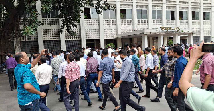 দুর্নীতিবাজ কর্মকর্তাদের দৌরাত্ম্য বাড়বে, বেশি ভুগবে নিরীহরা