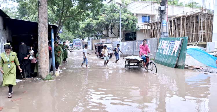 বৃষ্টি হলেই যেন খালে পরিণত হয় সড়ক