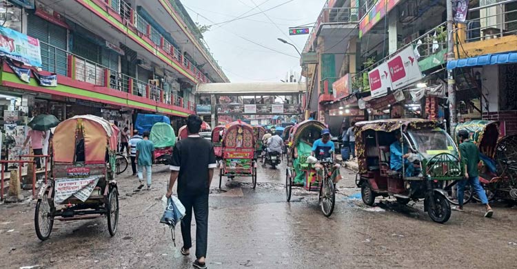 নিউমার্কেটে হাঁটুপানি, জনজীবনে ভোগান্তি