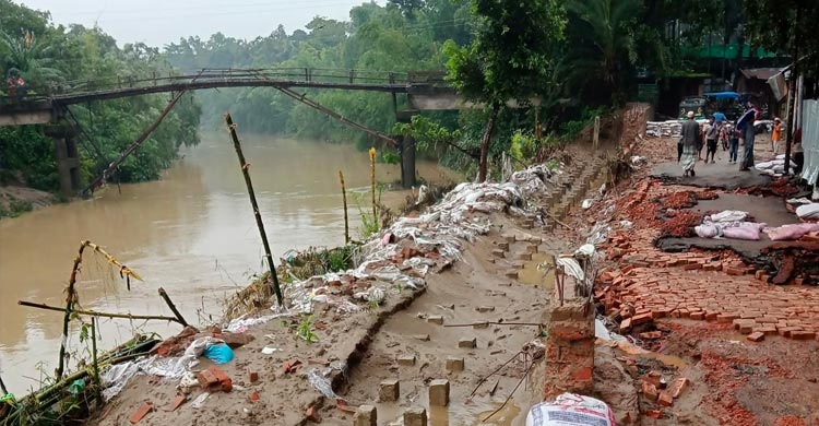 ঠিকাদারের অবহেলার মাশুল দিচ্ছে কয়েকশ পরিবার