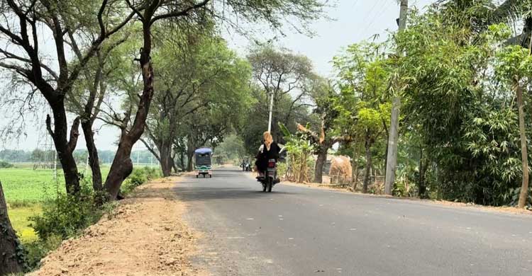 এক সড়কে চাঙ্গা ১০ গ্রামের অর্থনীতি