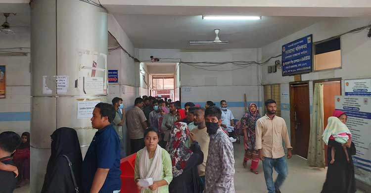 ‘জ্বর হলেই ভয় লাগে, ডেঙ্গু-করোনার আতঙ্কেই হাসপাতালে আসছি’