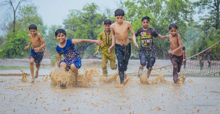 শিশুর খেলার সঙ্গে চাই ধুলা, দরকার মাটির স্পর্শ