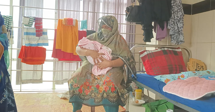 সন্তান প্রসব করে হাসপাতালের শয্যায় বসে পরীক্ষা দিলেন ঈশা